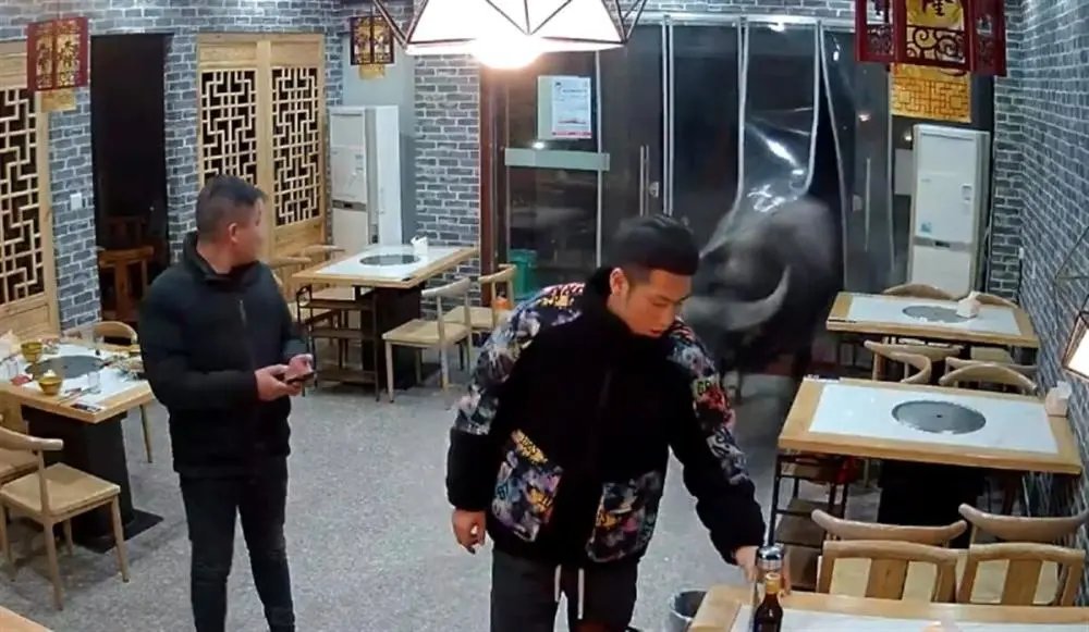 江苏一待宰水牛逃走后，发狂冲进餐馆顶飞男子，牛主人是否需要赔偿？