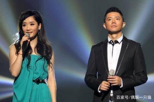 曾毅坐轮椅出行,已无法直立行走,怎么回事呢?