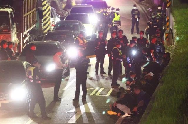 据报道台北凌晨近40人械斗互砍,警方采取了什么举措?