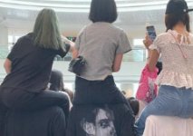女粉丝坐在男友肩膀上看蔡徐坤，你如何看待这种疯狂的追星行为？