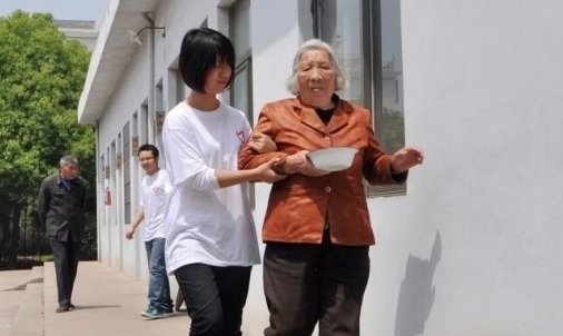 瘫痪在床的老人，养老院能收吗？