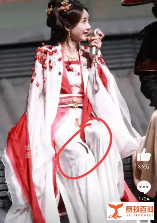 吓晕了！李一桐夜戏身上爬蜈蚣 被粉丝提醒抱拳感谢超镇定