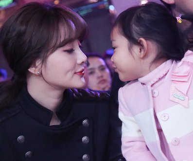 李小璐晒女儿练舞蹲马步,甜馨忍痛坚持惹人疼,她对孩子是如何教育的?