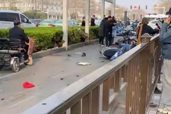 邯郸轿车冲撞人群，已致4人死亡，导致事故的原因是什么？