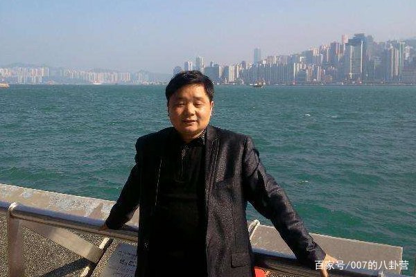 11岁男孩跪守的单亲妈妈去世,父亲拒接电话,他该怎么办?