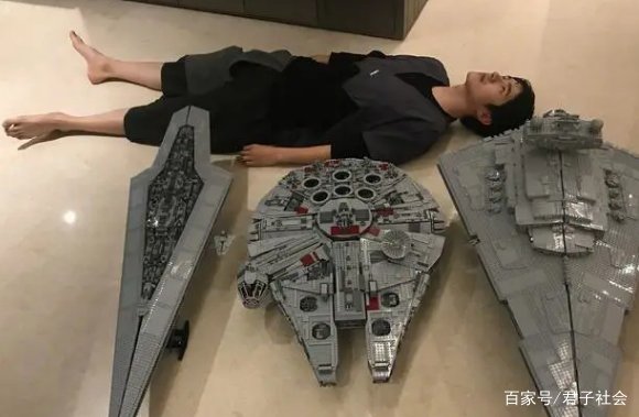 刘昊然发微博引粉丝羡慕,晒在家拼大型乐高的照片,粉丝都评论了什么?