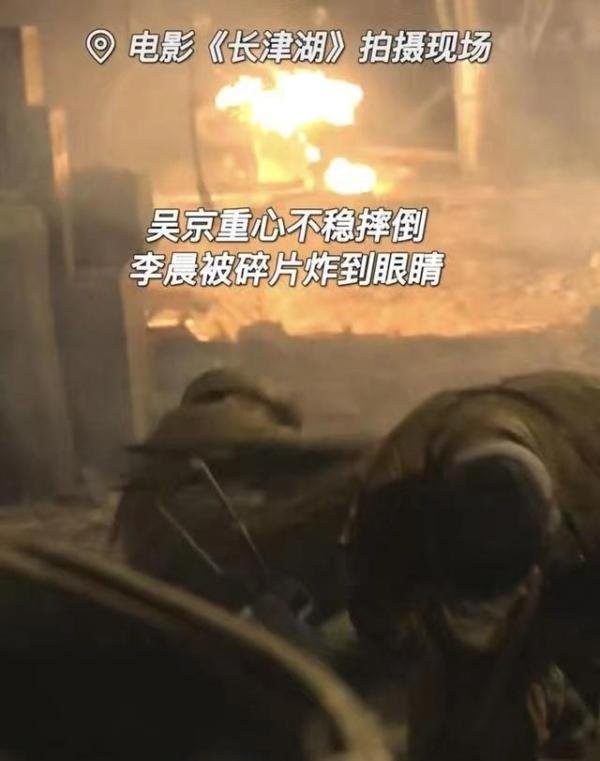 官方爆料长津湖危险拍摄场景,为求真实炸伤演员,李晨满目苍痍