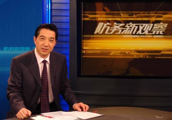 《防务新观察》的主持人是谁？