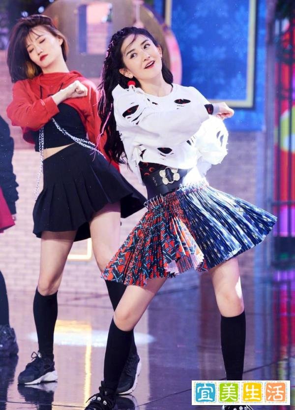 谢娜产后回归《快乐大本营》，透露二胎生的是女儿，小名叫小咘芽