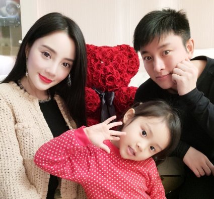 李小璐晒女儿练舞蹲马步,甜馨忍痛坚持惹人疼,她对孩子是如何教育的?
