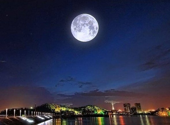 深夜拍月亮发朋友圈说说