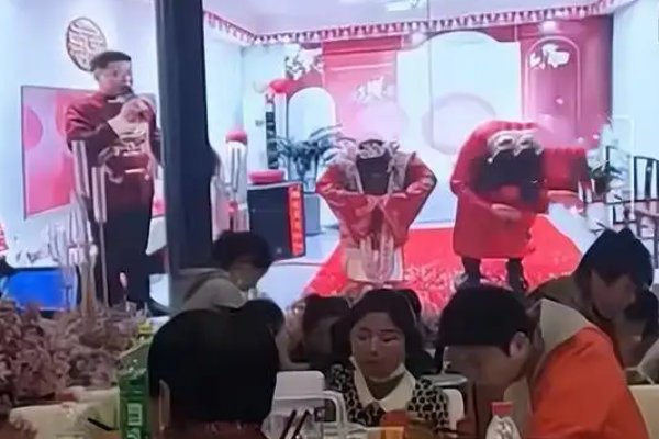 商丘一婚礼放录播仪式,新人在台下吃席,这是怎么回事?