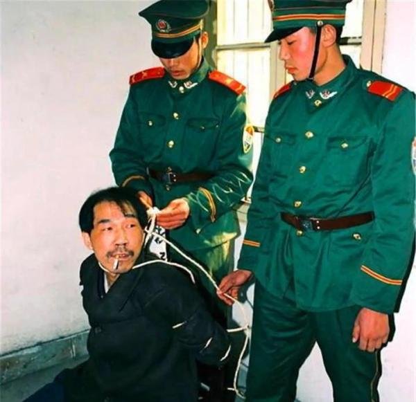 揭露蛇蝎美人劳荣枝秘史，拥有人人羡慕“铁饭碗”的美 女 教师，是如何变成一位杀人不眨眼的“女魔头”？