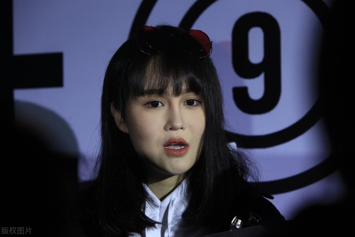 赵本山女儿自曝整容,卸妆后“假鼻子”整个变红,整容这么可怕吗?