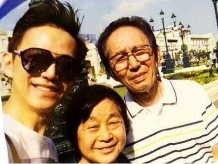 何炅老师一家四口合照与父兄如同三胞胎吗？