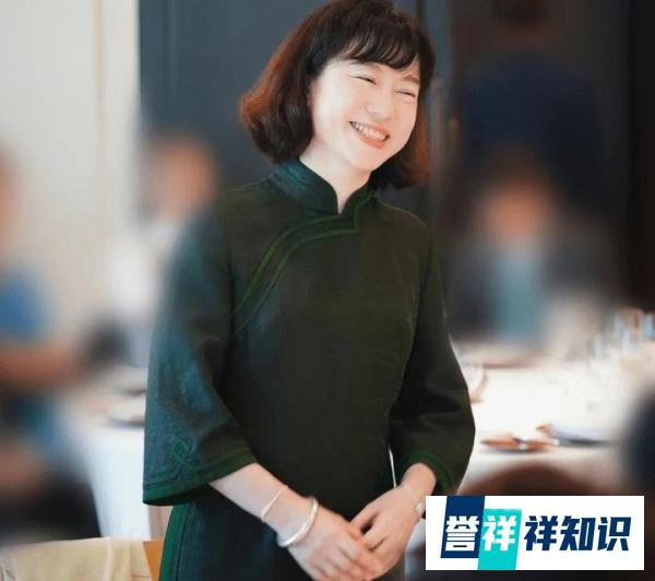 杨振宁妻子翁帆现身日本上流聚会，手戴3个银镯，笑靥如花酒窝甜