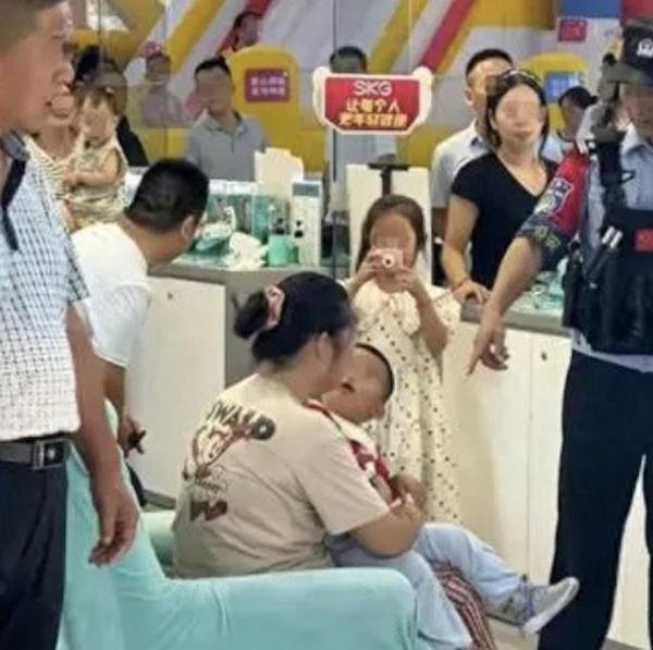 孩子走失，女子商场持灭火器砸金店，律师：损失超5000元可追刑责