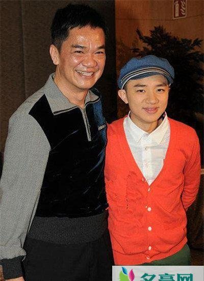 王祖蓝的父亲到底是谁 自身身高有缺陷但还这么努力让人很佩服