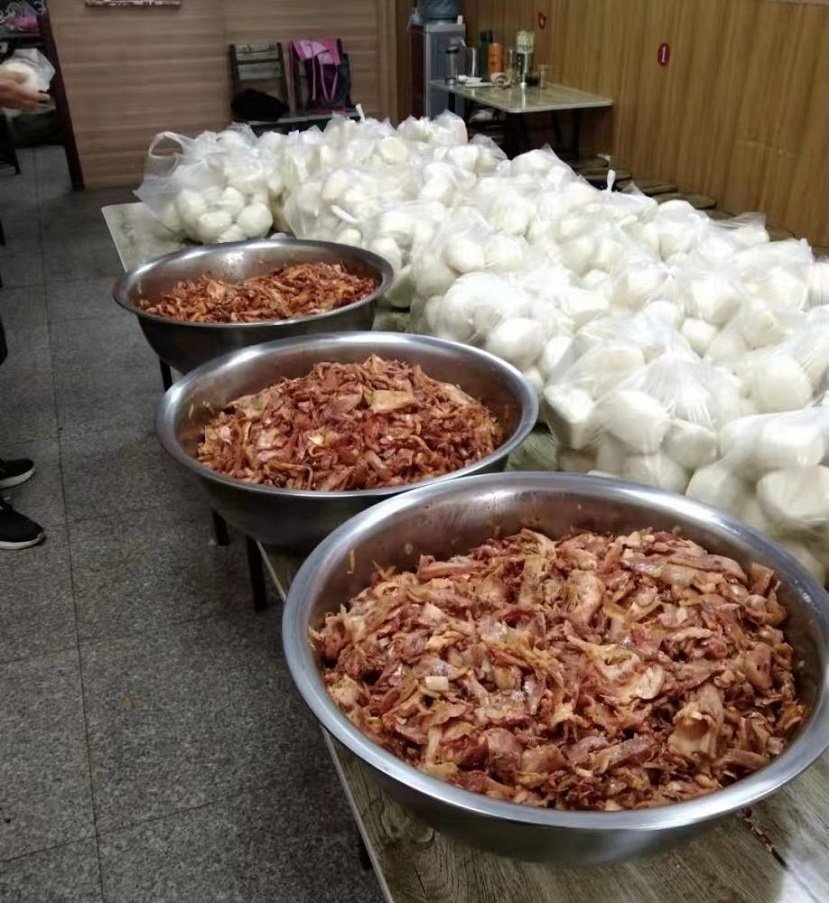 运城一饭店老板暂停营业,送一千个肉夹馍给救灾人员,你如何看待他的行为?