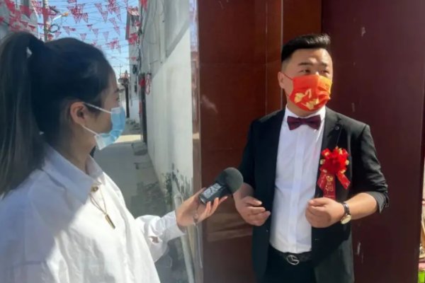 商丘一婚礼放录播仪式,新人在台下吃席,这是怎么回事?