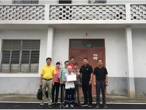 老人抱团养老15年后捐楼是怎么回事?