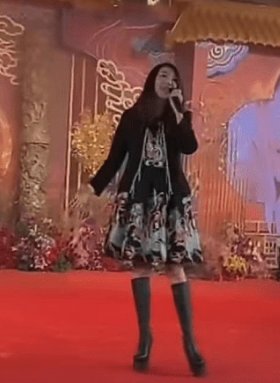 知名港星许秋怡现身江苏跑商演,与孙兴合唱为富豪贺寿,她近况如何?