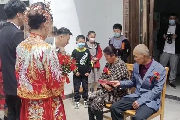 商丘一婚礼放录播仪式，新人在台下吃席，这是怎么回事？