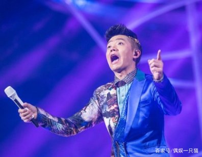 曾毅坐轮椅出行,已无法直立行走,怎么回事呢?