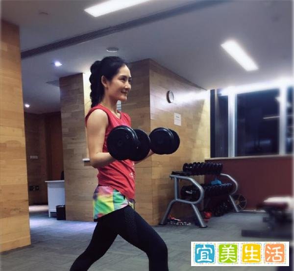 谢娜自己练出马甲线,又帮表弟瘦20斤,减肥方法只有一个,你要吗