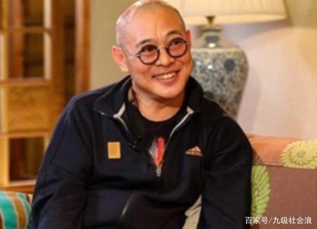李连杰捐赠百亿，只求改回中国国籍，成龙的7个字让他落泪，他说了什么？