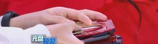 关晓彤生日遭整蛊，被甩锅摔碎上亿光碟，事后因自责抱头痛哭