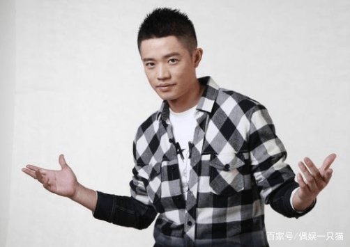 曾毅坐轮椅出行,已无法直立行走,怎么回事呢?
