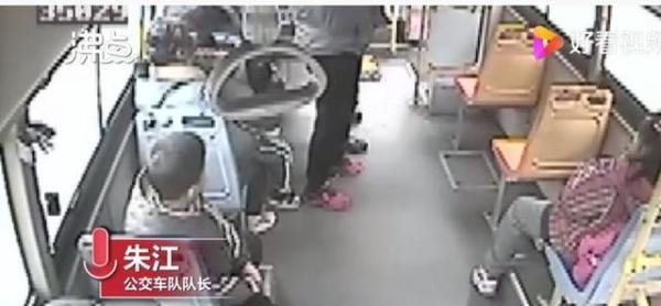 公交司机霸气制止骚扰小女孩男子，网友齐点赞