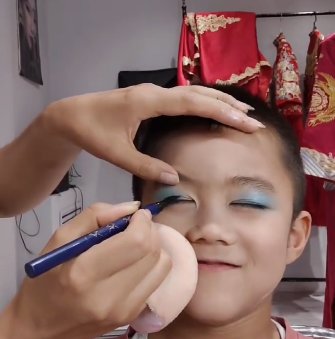 男孩舞台妆怎么化?