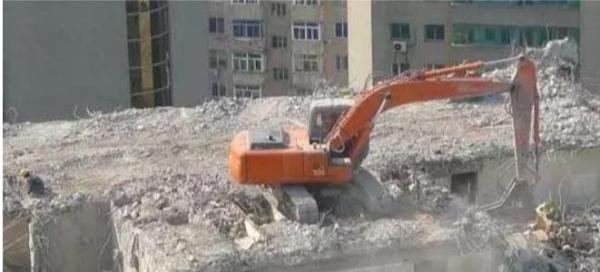 挖掘机是怎么上几十层楼顶的