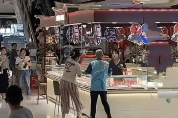 孩子走失，女子商场持灭火器砸金店，律师：损失超5000元可追刑责