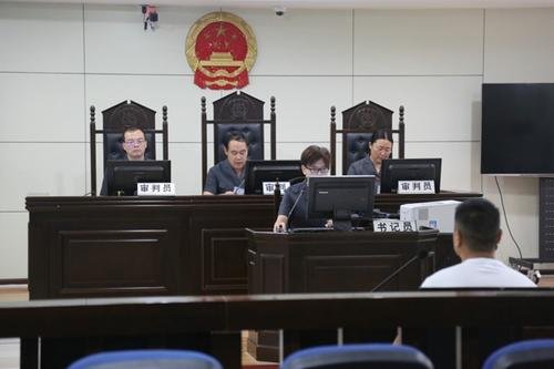 58岁女村霸欺行霸市14年,她为何如此嚣张?