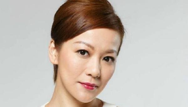 她是落选港姐，22岁为红甘愿拍三级，如今44岁样子宛如少女