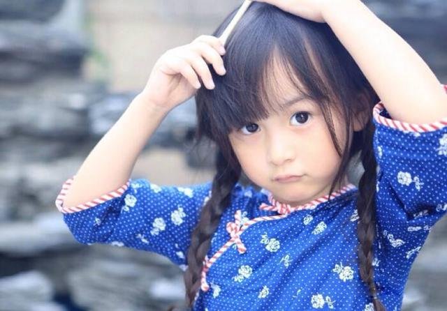“小芈月”刘楚恬11岁了，太漂亮被禁止整容，知道妈妈有多漂亮吗？