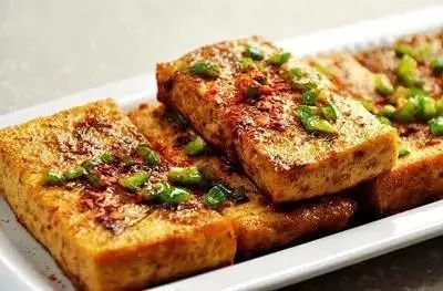 关于高三男生豆腐上雕出牡丹花一事,你有何看法?