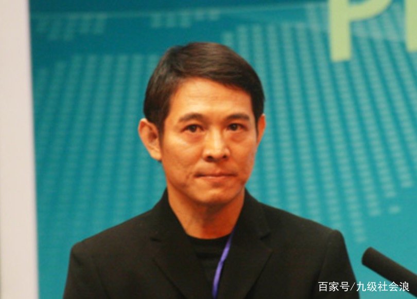 李连杰捐赠百亿，只求改回中国国籍，成龙的7个字让他落泪，他说了什么？