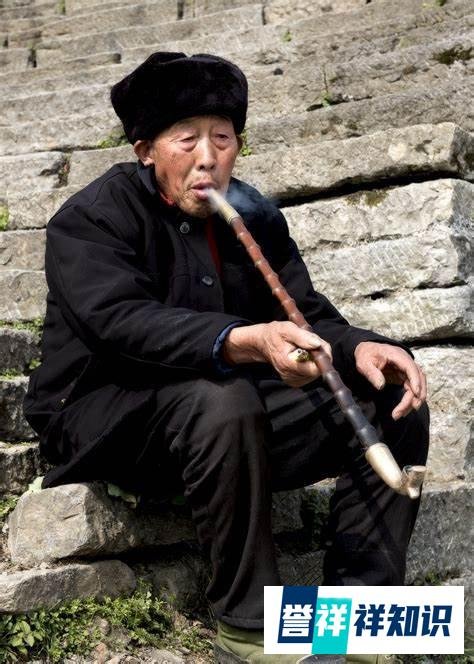 27岁儿媳妇与公公传绯闻晚上睡一个被窝,内裤都是老公公帮忙洗