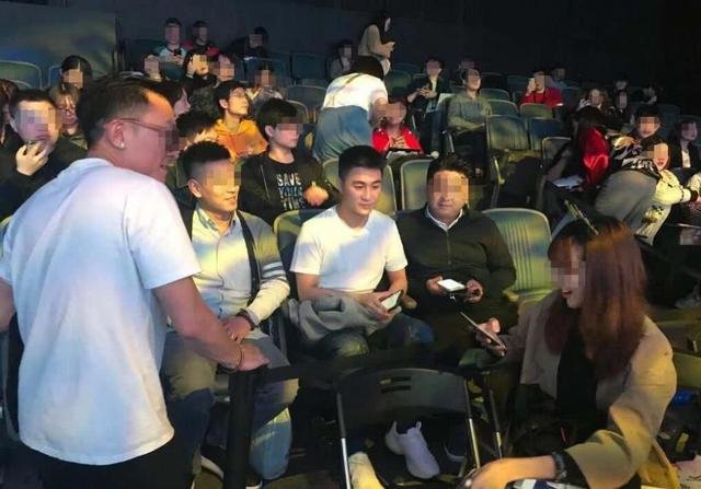 何猷君携何超欣出席活动,还与美女合影心情好,为何唯独不见奚梦瑶呢?