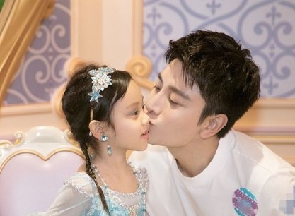 李小璐晒女儿练舞蹲马步,甜馨忍痛坚持惹人疼,她对孩子是如何教育的?