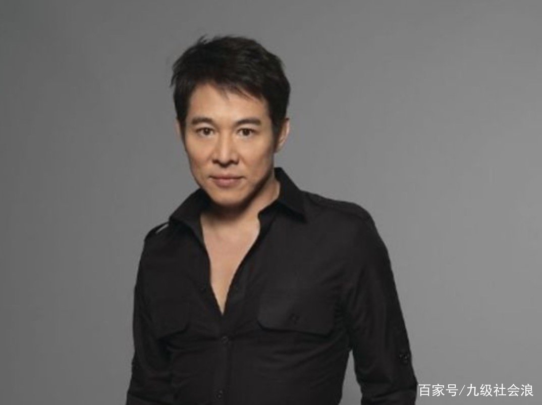 李连杰捐赠百亿，只求改回中国国籍，成龙的7个字让他落泪，他说了什么？