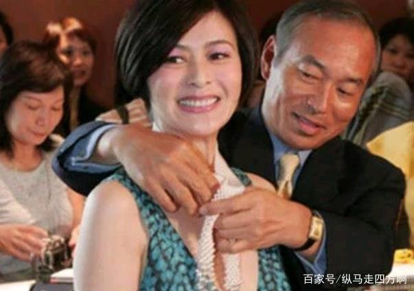 关之琳与光头胖大叔甜蜜爬山,这是有新恋情吗?