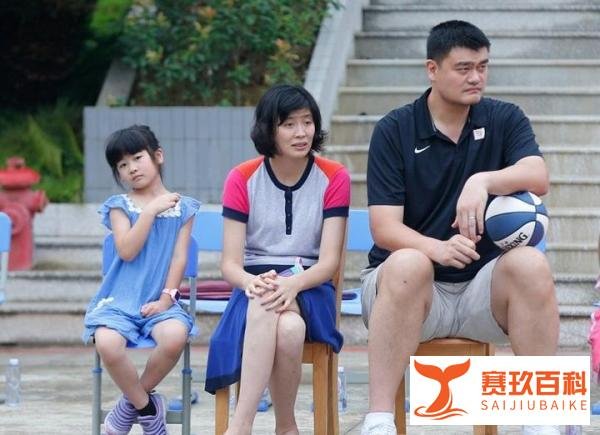 姚明陪女儿逛街,11岁的女儿姚沁蕾遗传父母,身高超越同龄人