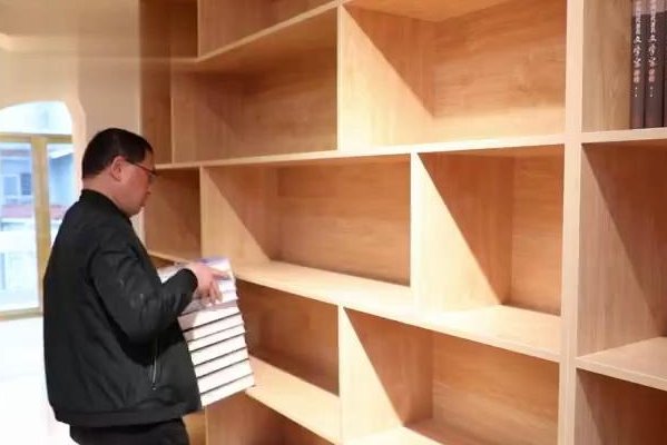 爸爸用10年给儿子建了个图书馆,他的建馆初衷是什么?