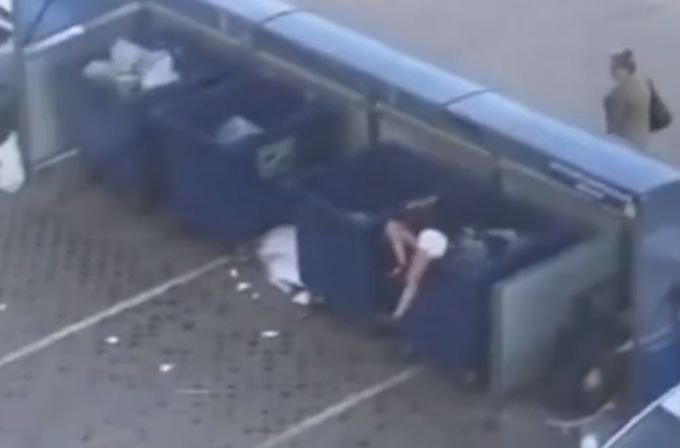 吵架吵不过将女朋友扔垃圾桶,如何评价这波操作?