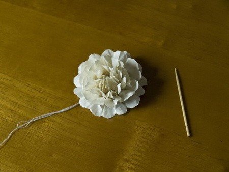 怎么制作到烈士陵园用的小白花??(急)